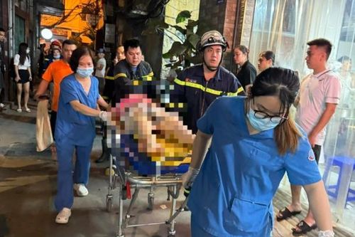 Hà Nội: Giải cứu người phụ nữ ngã từ tầng 4 khi phơi quần áo