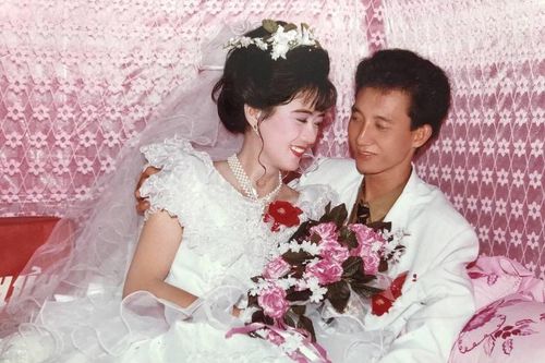Nhan sắc gây 'chấn động' của cô dâu trong loạt ảnh cưới năm 1995