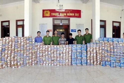 Nghệ An: Bắt giữ 2 đối tượng vận chuyển 1,4 tấn pháo lậu