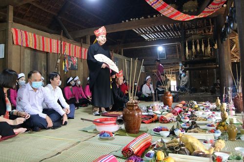 Đệ trình UNESCO hồ sơ 'Mo Mường' và 'Nghệ thuật Chèo'