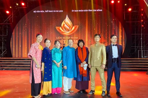 Đạo diễn phim 'Anh hùng' ra tập thơ thứ ba