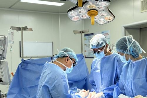 Sửa 3 dị tật cho bé trai người nước ngoài trong một lần phẫu thuật