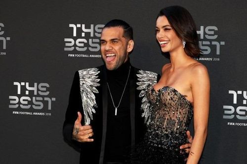Vợ cũ chia sẻ hình ảnh 'gương vỡ lại lành' với Alves