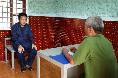 Đâm thủng bụng người nhắn tin chọc bạn gái, thanh niên bị khởi tố tội giết người