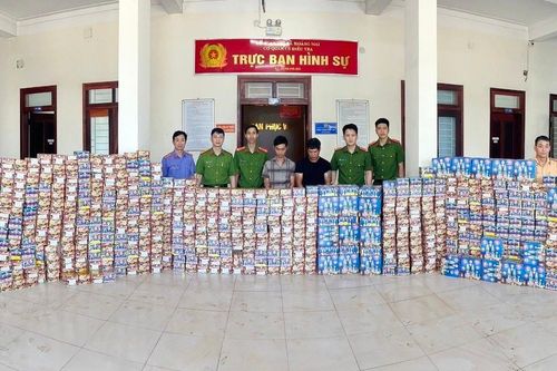 Bắt 2 thanh niên 'phố núi' vận chuyển 1,4 tấn pháo hoa nổ