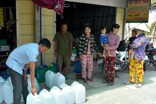 Người miền Tây chật vật kiếm nước ngọt