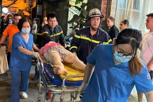 Người phụ nữ phơi quần áo, ngã từ tầng 4 xuống mái nhà hàng xóm