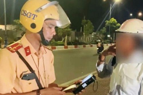 Vi phạm nồng độ cồn còn lấy mũ bảo hiểm đánh công an