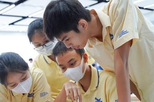 Giáo viên được trả lương, học sinh Trường Quốc tế Mỹ đi học trở lại