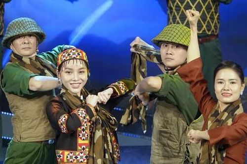 Hơn 3.000 người tham gia liên hoan nghệ thuật '80 năm vang mãi bản hùng ca'
