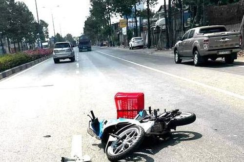 Cuộn thép trên xe đầu kéo bất ngờ rơi xuống đường gây tai nạn