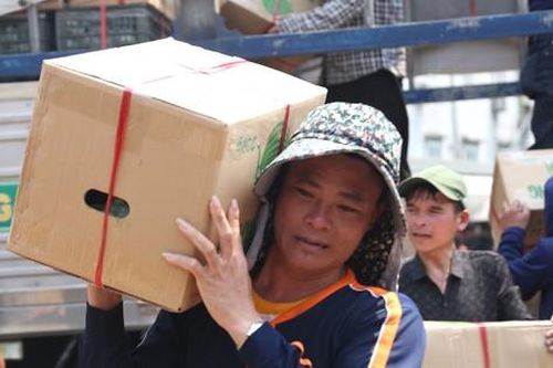 Mướt mồ hôi mưu sinh giữa nắng nóng hơn 40 độ