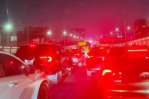 Ùn tắc kéo dài, phương tiện 'xếp hàng' đứng im trên nhiều tuyến đường Hà Nội
