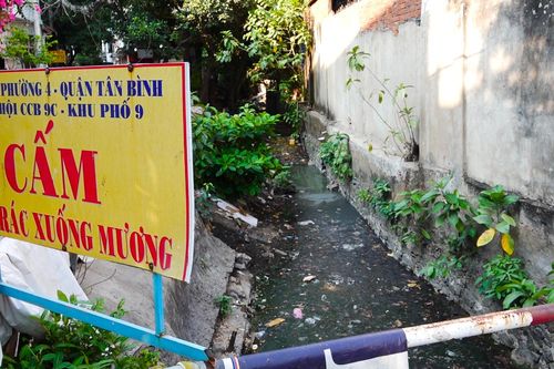 Kênh thoát nước sân bay Tân Sơn Nhất ngập rác, nồng nặc hôi thối