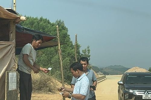 Tự lập rào chắn để thu tiền người đi đường