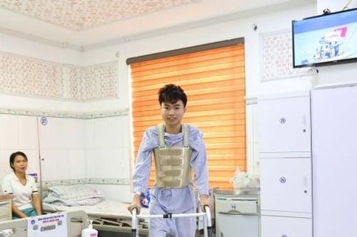 'Hồi sinh' đôi chân bị liệt cho chàng trai 19 tuổi