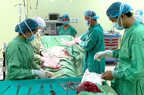 Cắt khối u xơ tử cung nặng 'khổng lồ' cho nữ bệnh nhân 54 tuổi