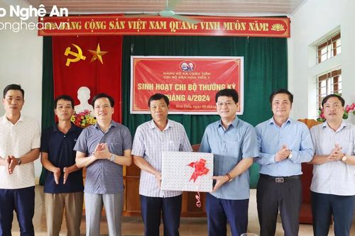 Chủ nhiệm Ủy ban Kiểm tra Tỉnh ủy dự sinh hoạt Đảng tại Chi bộ bản Hoa Tiến 1
