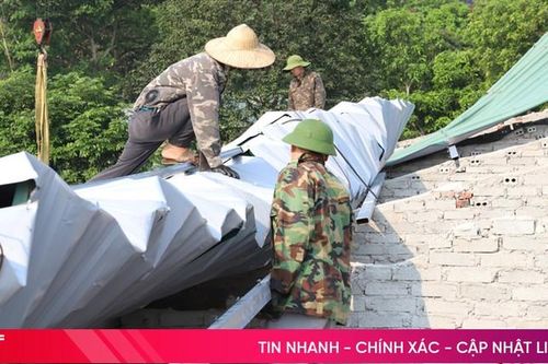 Trường hư hỏng nặng sau lốc xoáy, 47 trẻ ở Hương Sơn phải học ghép