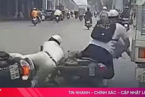 Phóng nhanh, vượt ẩu, thanh niên 'đầu trần' suýt mang họa