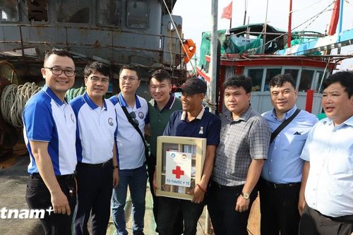 Tặng tủ thuốc y tế cho ngư dân Quảng Ngãi vươn khơi bám biển