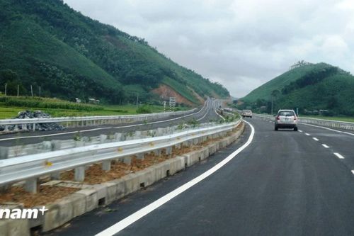 Đường cao tốc phải có tối thiểu 4 làn xe, tốc độ tối đa 120km/h