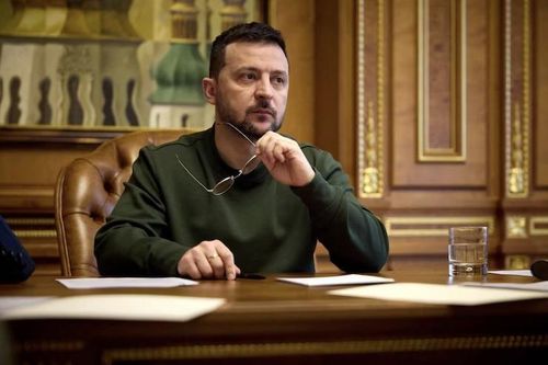 Ông Zelensky ký sắc lệnh hạ độ tuổi nhập ngũ
