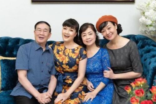 Cô là chị gái ruột kín tiếng của danh hài Vân Dung, từng đi thi Hoa hậu, hiện tại vẫn rất xinh đẹp và sành điệu ở tuổi 50
