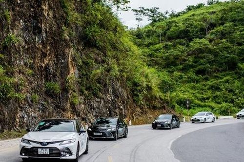 Bảng giá Toyota Camry mới nhất tháng 4/2024