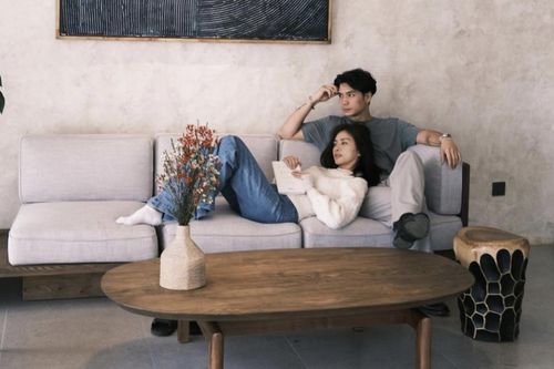 Nữ đại gia U50 được chồng trẻ 'cưng như trứng mỏng': Mang đồ ăn tận giường, tặng xe 4 tỷ