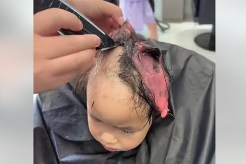 Bé gái được đưa đến tiệm để cạo trọc đầu, biết lý do dân tình được phen cười ngất