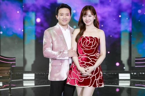 Hari Won gặp khó khăn trên sân khấu vì diện váy ngắn, Trấn Thành có hành động đầy 'ga lăng'