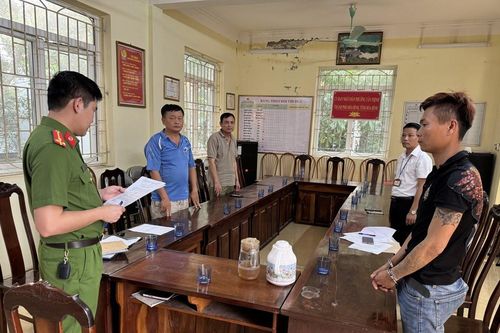 Dùng video 'nóng' tống tiền người yêu cũ