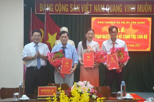 Ban Thường vụ Thị ủy Tân Châu trao quyết định cán bộ