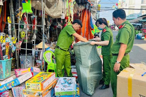 Công an TP. Long Xuyên tạm giữ 369 sản phẩm đồ chơi trẻ em không rõ nguồn gốc
