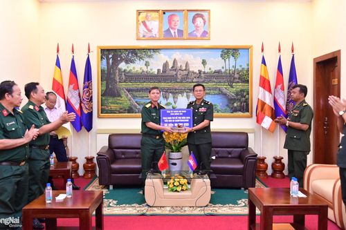 Bộ Chỉ huy quân sự tỉnh chúc Tết cổ truyền Chol Chnam Thmay tại Campuchia