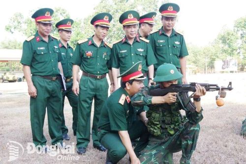 Tư lệnh Binh chủng Tăng thiết giáp kiểm tra huấn luyện tại Đồng Nai