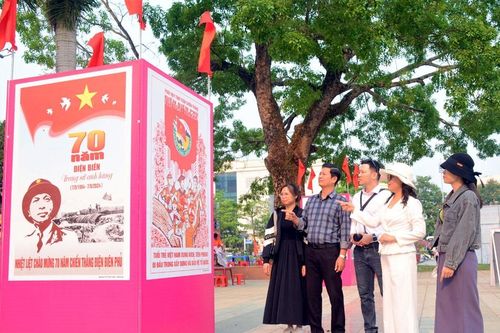 Kỷ niệm 70 năm Chiến thắng Điện Biên Phủ: Triển lãm 70 bức tranh cổ động tuyên truyền tấm lớn