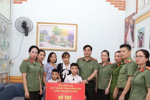 Công an tỉnh trao hỗ trợ và sổ tiết kiệm cho hai con của Thiếu tá Bùi Văn Đức