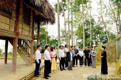 Đoàn Đại biểu Quốc hội tỉnh Đắk Lắk về nguồn tại tỉnh Tuyên Quang