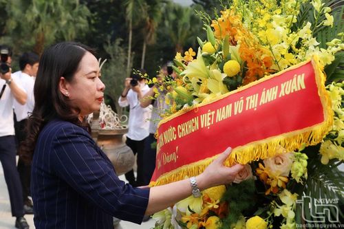 Quyền Chủ tịch nước Võ Thị Ánh Xuân dâng hương tưởng niệm Chủ tịch Hồ Chí Minh tại ATK Định Hóa