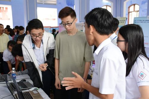 Nhà trường… 'chơi' ngặt