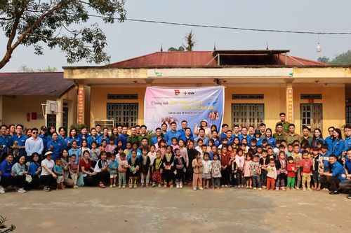 Thanh niên ngành Điện mang 'Xuân thiện nguyện' đến với các em nhỏ tại Lào Cai