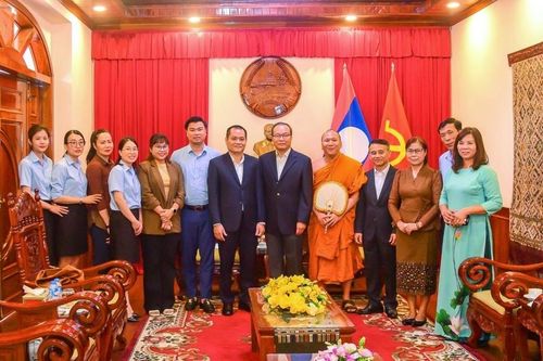 Đoàn Liên hiệp các tổ chức hữu nghị TP.Đà Nẵng chúc tết Bunpimay đến Tổng Lãnh sự nước CHDCND Lào