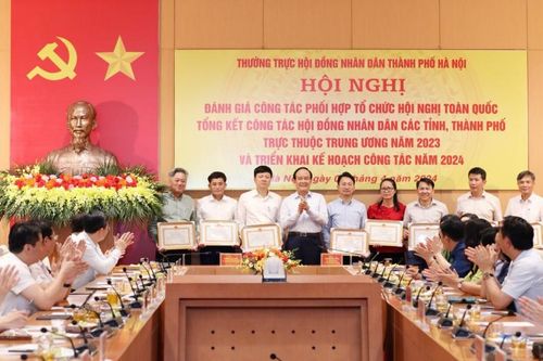 Khen thưởng các tập thể, cá nhân có thành tích trong công tác tổ chức hội nghị tổng kết công tác HĐND toàn quốc