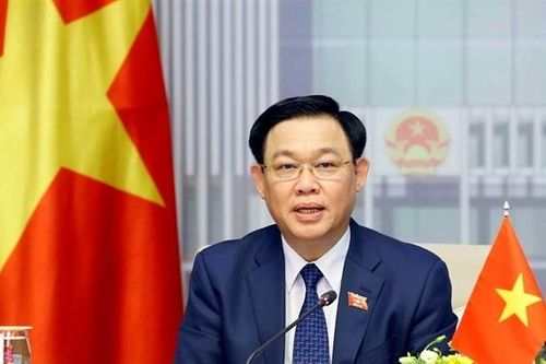Chủ tịch Quốc hội Vương Đình Huệ chúc mừng Chủ tịch Thượng viện Campuchia Samdech Techo Hun Sen