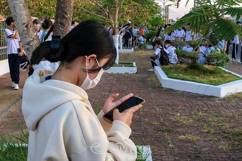 Cần quản lý học sinh mang điện thoại đến lớp