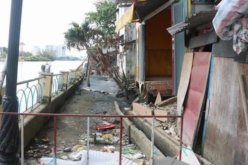 Tình trạng sạt lở ở bờ kè kênh Thanh Đa khiến người dân lo lắng
