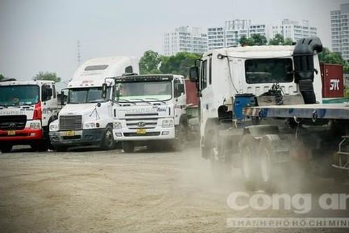 Ai làm 'nát' phố Đông?: Những dải phân cách bất thường (bài 1)