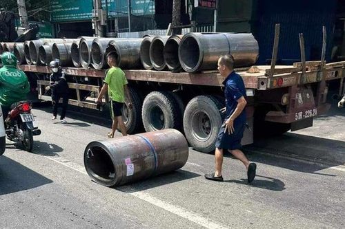 Bình Dương: Cuộn thép văng khỏi xe đầu kéo, va trúng người đi đường